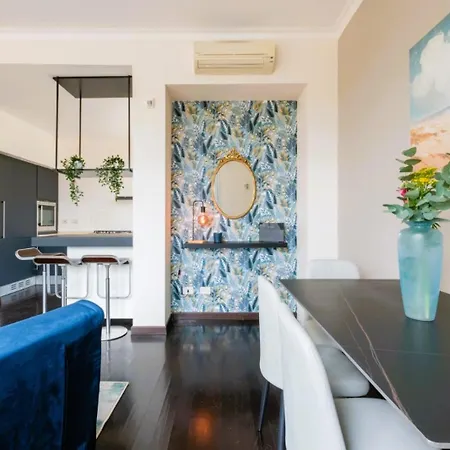 Апартаменты Elegant Penthouse With A View Of The Two Towers And Piazza Maggiore