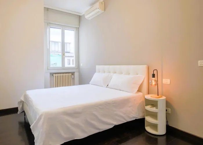 Elegant Penthouse With A View Of The Two Towers And Piazza Maggiore דירה