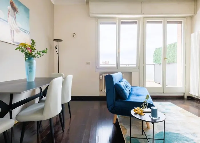 Elegant Penthouse With A View Of The Two Towers And Piazza Maggiore