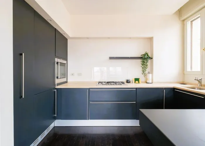 Elegant Penthouse With A View Of The Two Towers And Piazza Maggiore דירה *