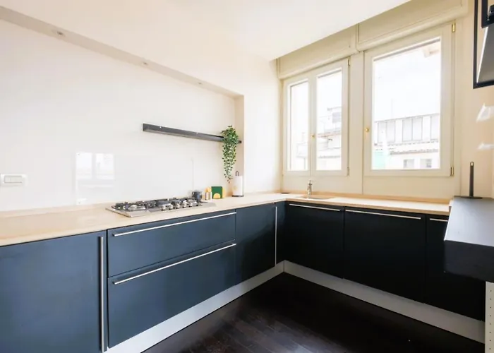 Elegant Penthouse With A View Of The Two Towers And Piazza Maggiore דירה