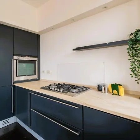 Elegant Penthouse With A View Of The Two Towers And Piazza Maggiore شقة